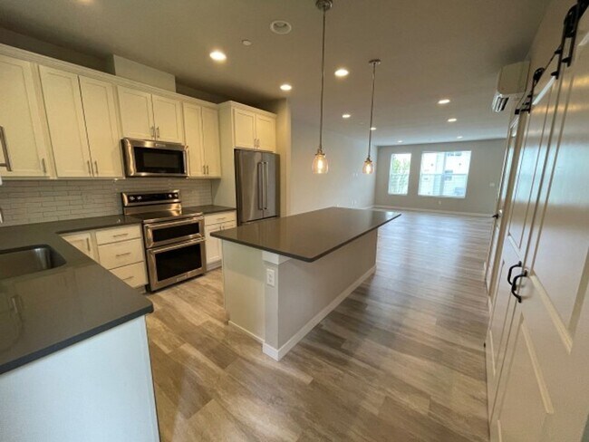 Building Photo - 4bd/3.5ba Lynnwood Townhouse