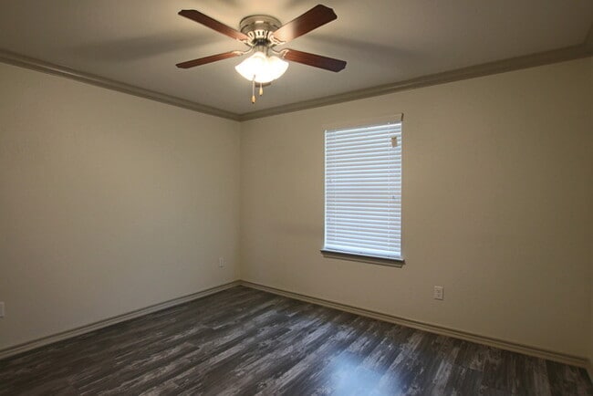 Building Photo - Beautiful 3 Bedroom 2 Bathroom Townhouse i...