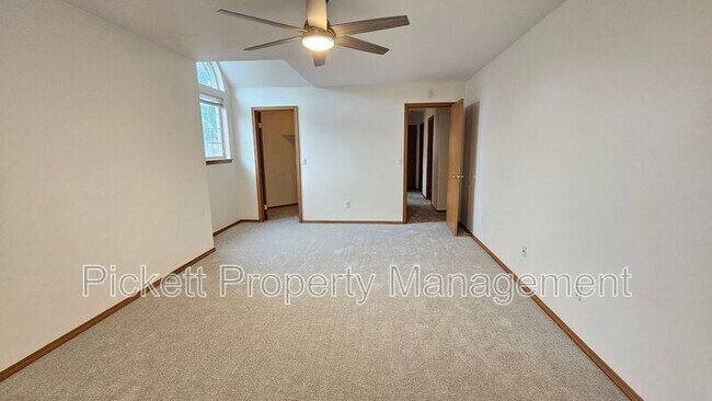 Building Photo - 12220 Ravena Pl NW