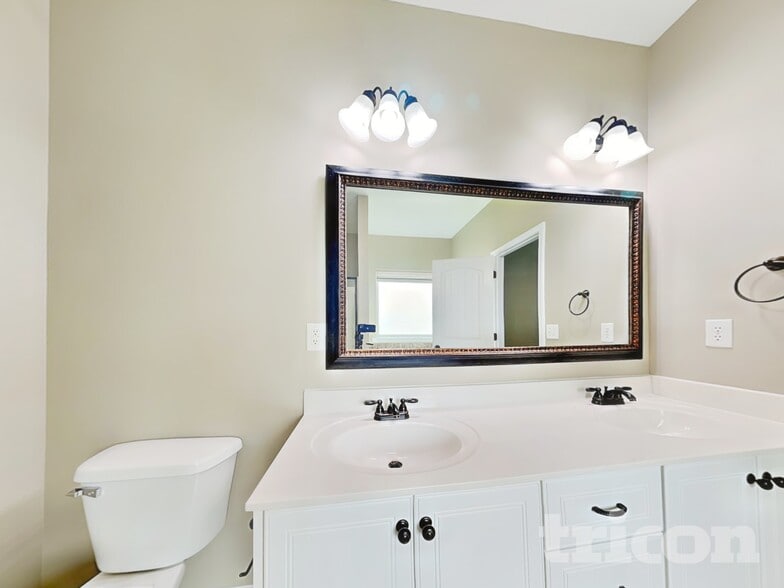 Building Photo - 513 Fox Haven Dr