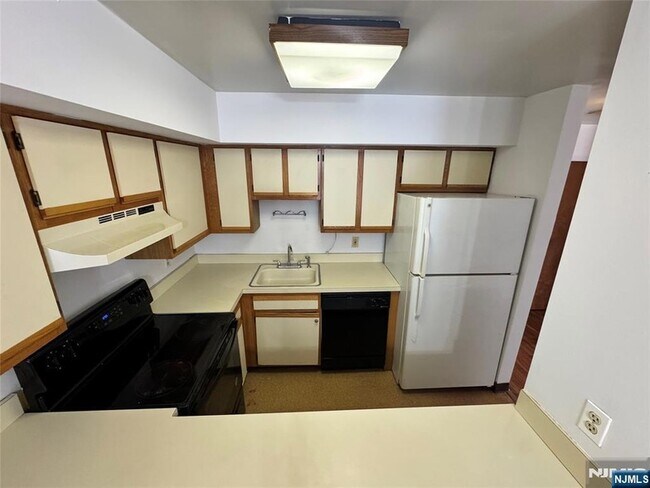 Building Photo - 19 Plauderville Ave