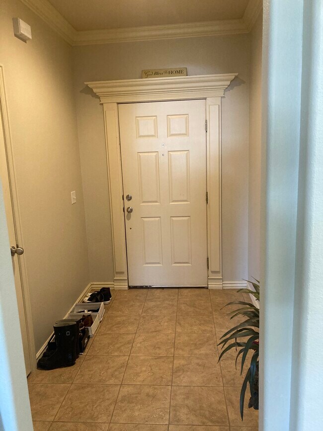 Building Photo - 2610 N Brush Creek Dr