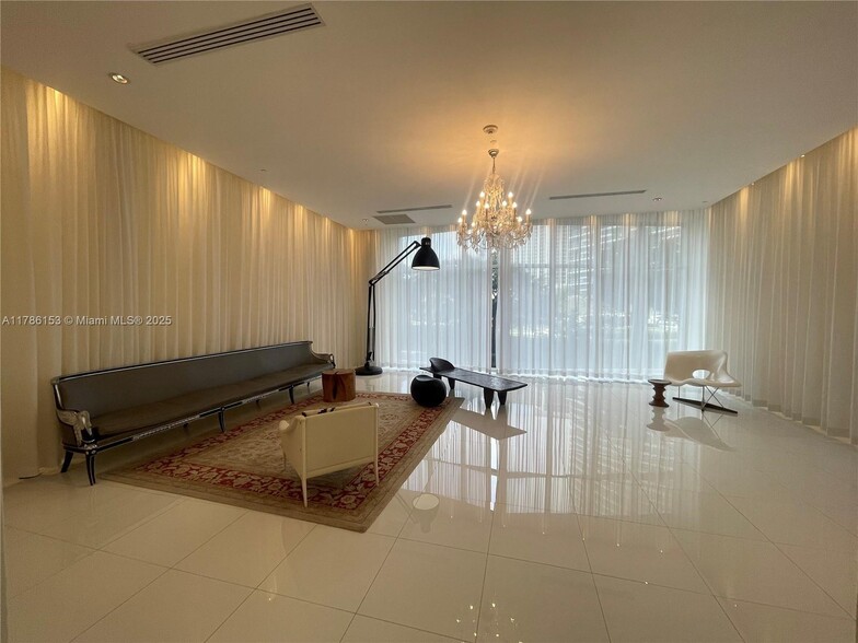 Building Photo - 465 Brickell Ave