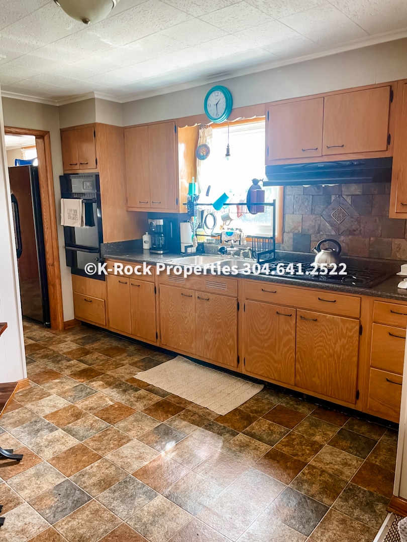 kitchen - 318 Johnson Ave