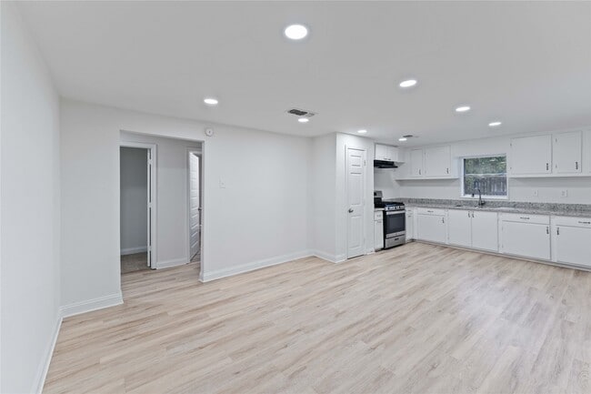 Building Photo - 2101 W Gulf St