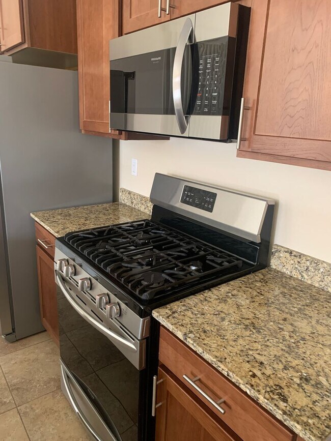 Building Photo - Upgraded Townhome