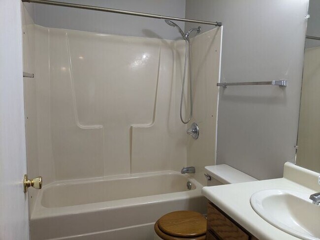 Building Photo - Upper Level Condo Overlooking the Tennis C...