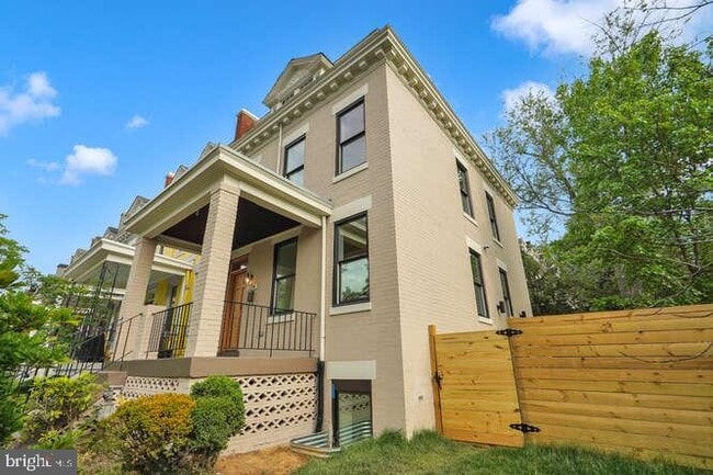 Building Photo - 734 Taylor St NW