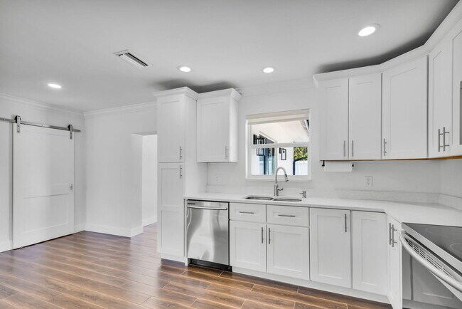 Building Photo - 204 W Whitney Dr