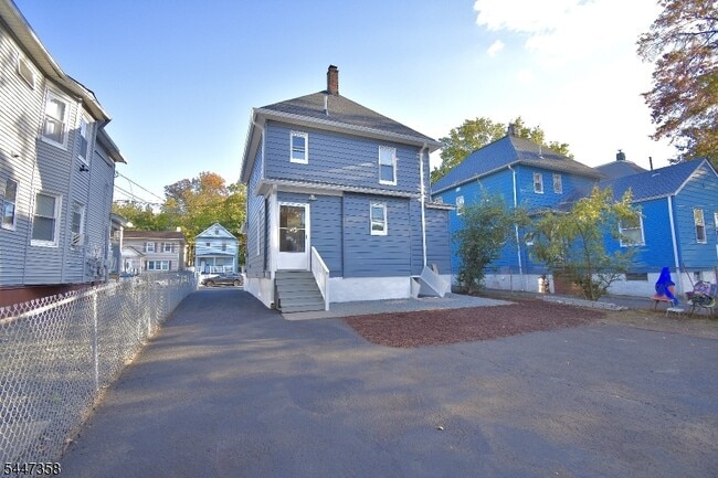 Building Photo - 1222 W 3rd St