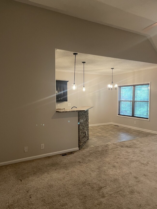 Building Photo - 634 Hidden Valley Dr