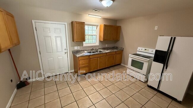 Building Photo - 5651 Parana St