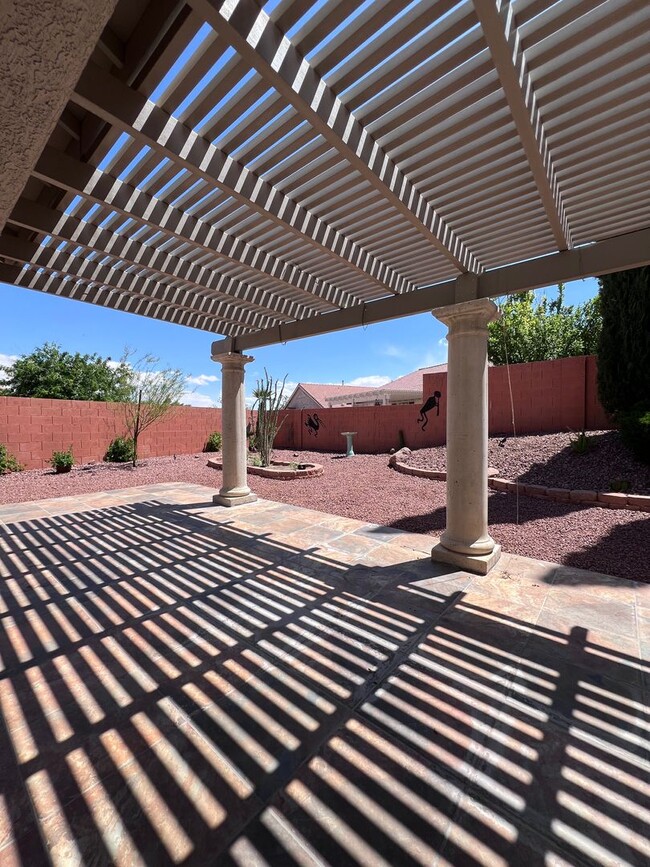 Building Photo - Stunning 4-Bed 3 Car Garage Gated Single S...
