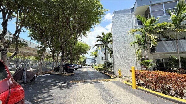 Building Photo - 2498 SW 17th Ave