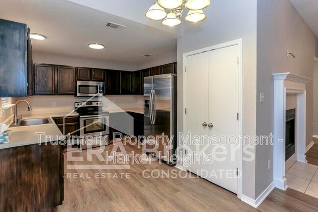 Building Photo - 1614 Twisted Oak Dr