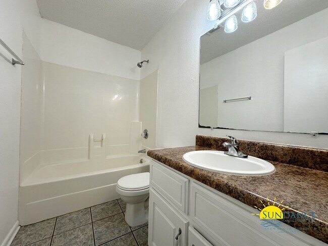 Building Photo - Charming 2 Bedroom Townhouse Located in FWB!