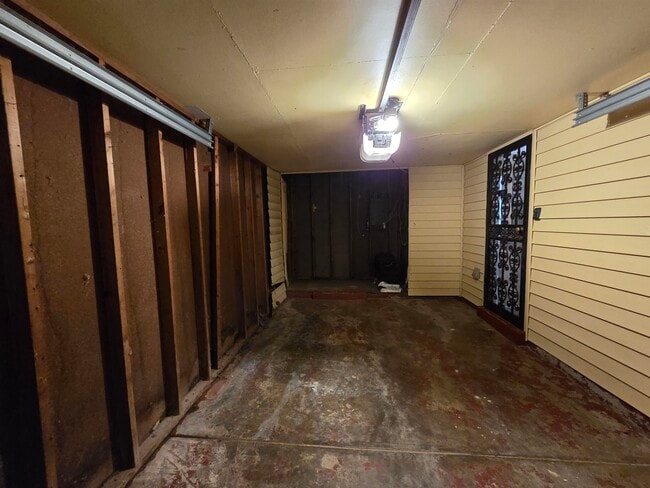 Building Photo - 2192 Lisa Ave