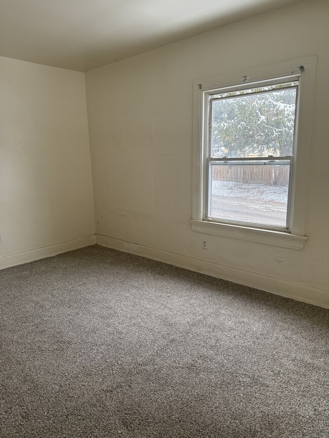 Building Photo - 543 Grafton Ave