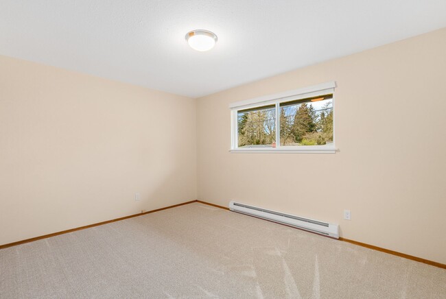 Building Photo - Everett - Madison Area 3 Bedroom 1.5 Bath ...