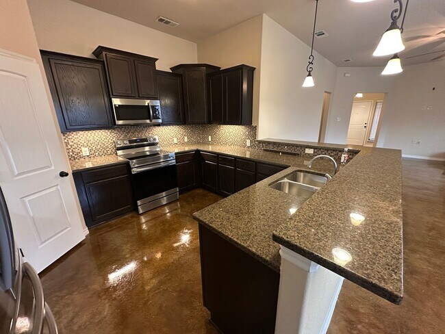 Building Photo - AVAILABLE NOW!!