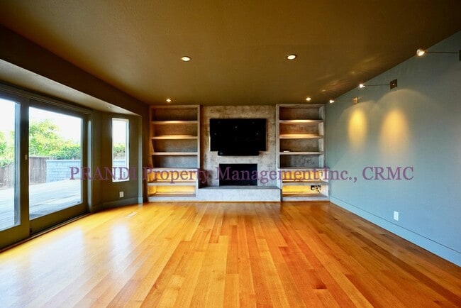 Building Photo - Sleek, Expansive, Designer Home with Priva...