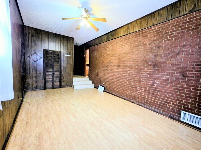 Building Photo - "Charming 3-Bed Oasis with Granite Touches in Fayetteville – 1600 Sq Ft of Comfort!"