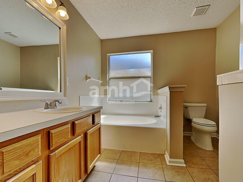 Building Photo - 840 Mackenzie Cir