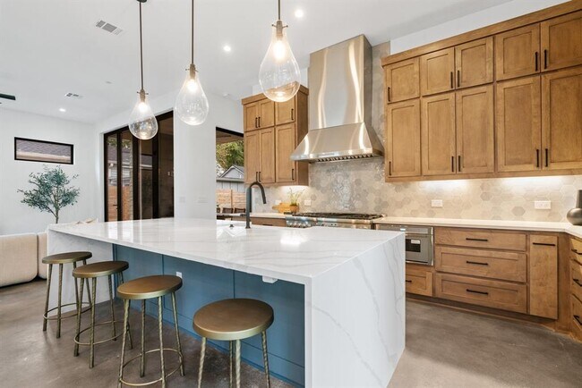 Building Photo - 603 E 47th St