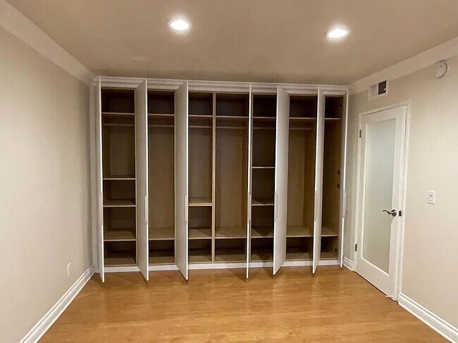 Building Photo - 5354 Lindley Ave