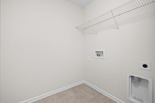 Building Photo - Beautiful 3 bed, 2.5 bath townhome in The ...