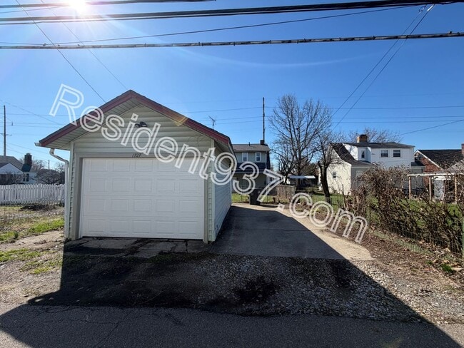 Building Photo - 2 Bed 1 bath Home