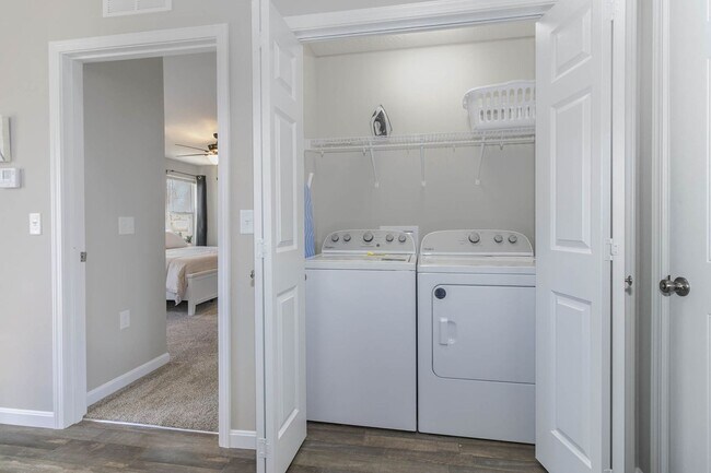 Building Photo - Fully Furnished Short-term rental Includes internet, cable, washer, dryer, etc