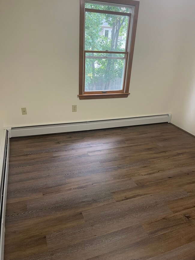 Building Photo - 33 Larch St