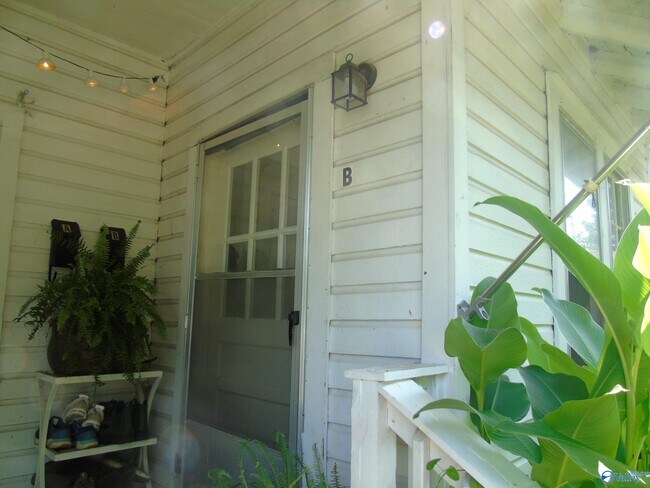 Building Photo - 1305B Wells Ave SE
