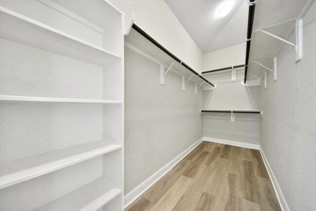 Building Photo - 2442 Wembley Way