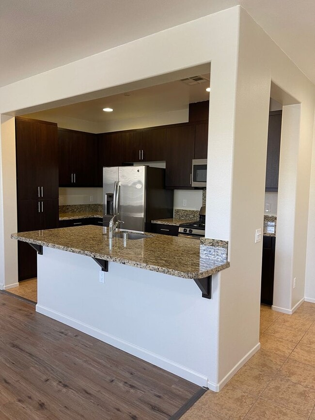 Building Photo - Modern 2-Bedroom Condo with Solar in the H...
