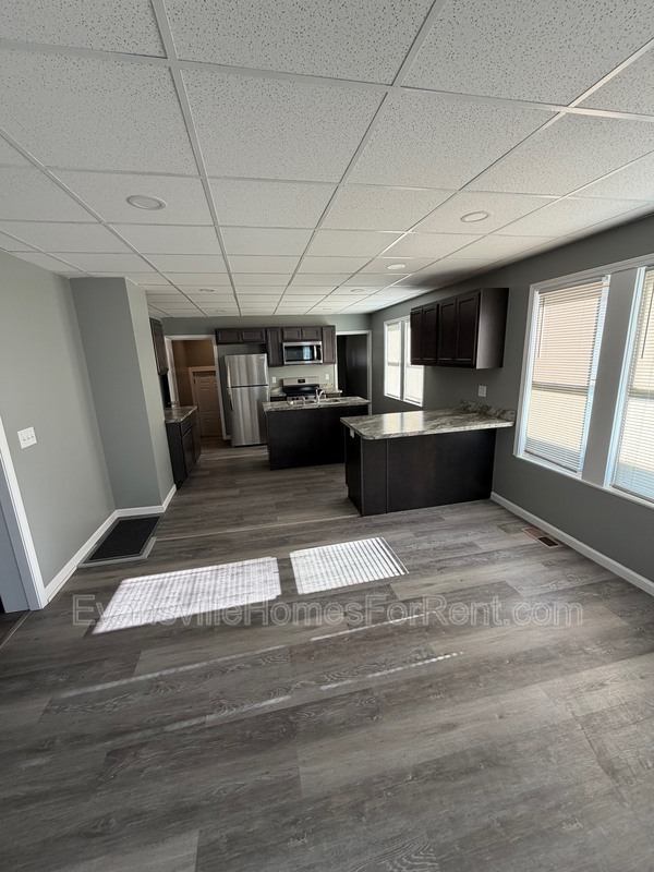 Building Photo - 918 S Barker Ave