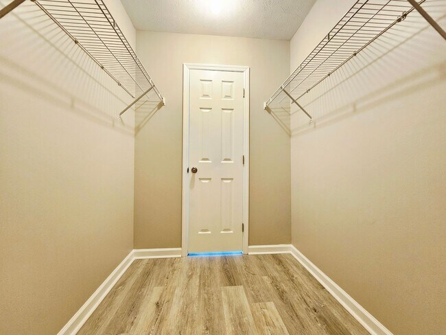 Building Photo - Move In Ready