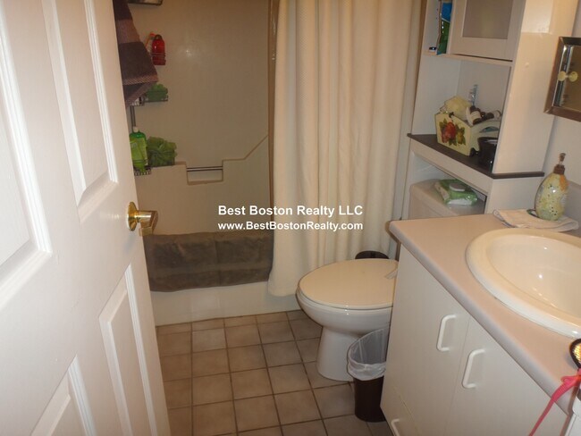 Building Photo - 175 Beacon St