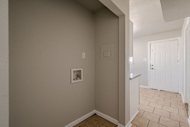 Building Photo - 2323 Arbor Pl