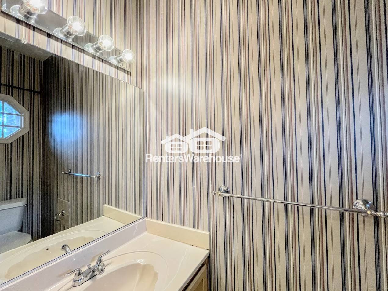 Building Photo - 434 S Lake Cir