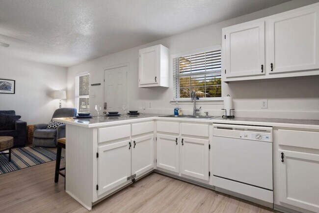 Building Photo - Furnished Duplex