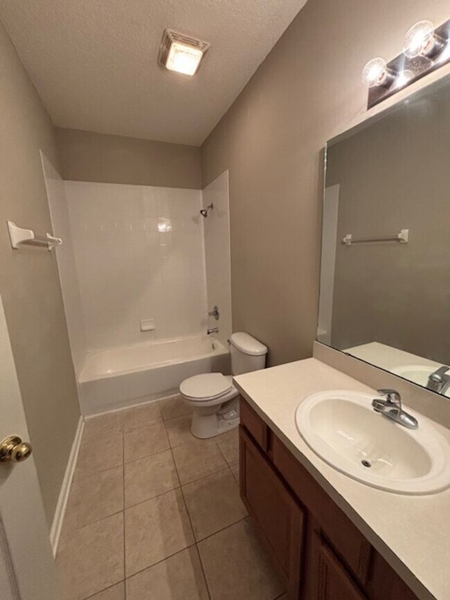 Building Photo - 3 Bed 2.5 Bath Pet Friendly End Unit Townhome in Gate Community with 2 Car Garage!