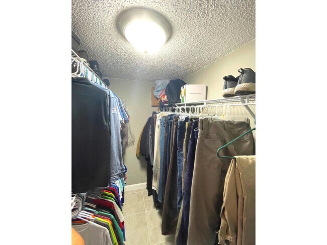 Building Photo - 2805 SW 22nd Ave