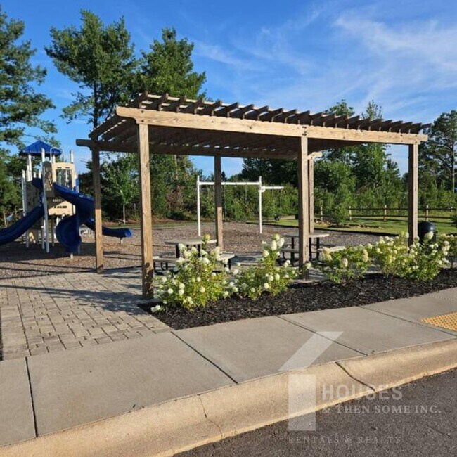 Building Photo - 770 Embark Cir