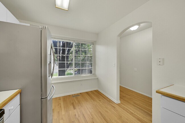 Building Photo - $1,950- 2 Bed, 2 Bath Townhouse in Denver with Washer and Dryer!