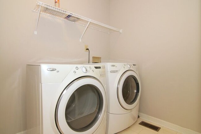 Building Photo - 3 Bedroom Townhome in Greenwood