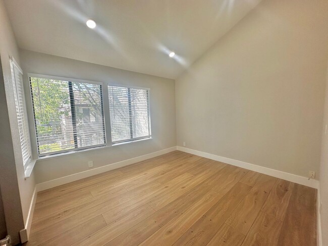 Building Photo - Two Bedroom Condo Available in Newark!