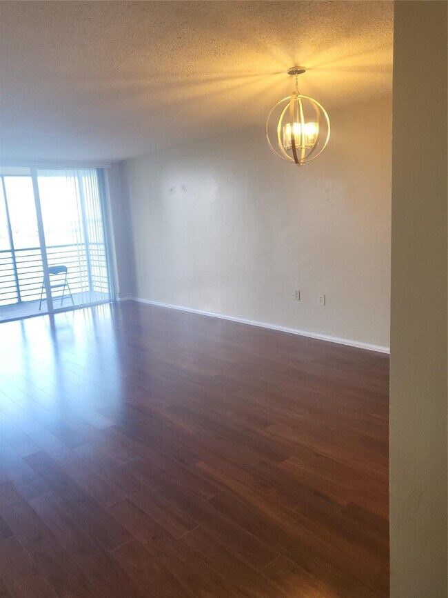 Building Photo - 1075 NE Miami Gardens Dr