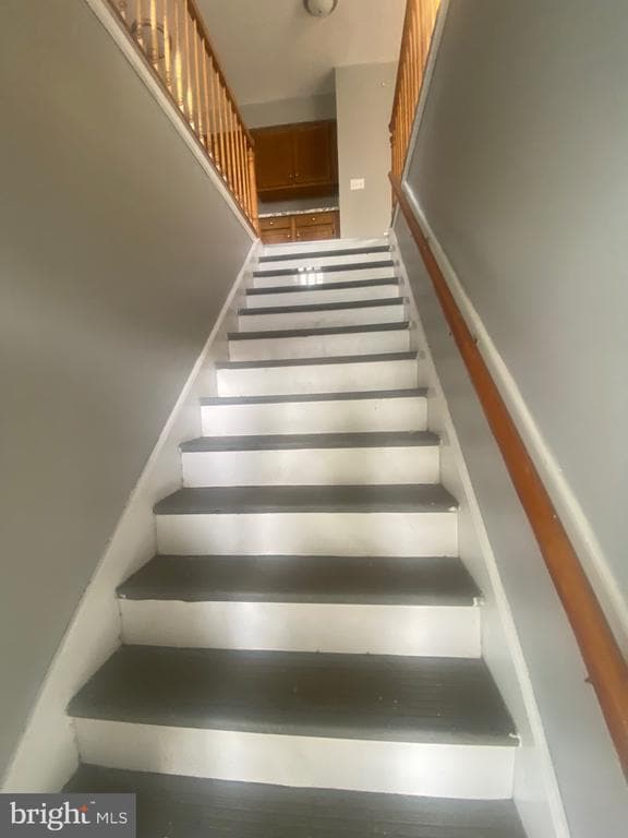 Building Photo - 880 W Oak St